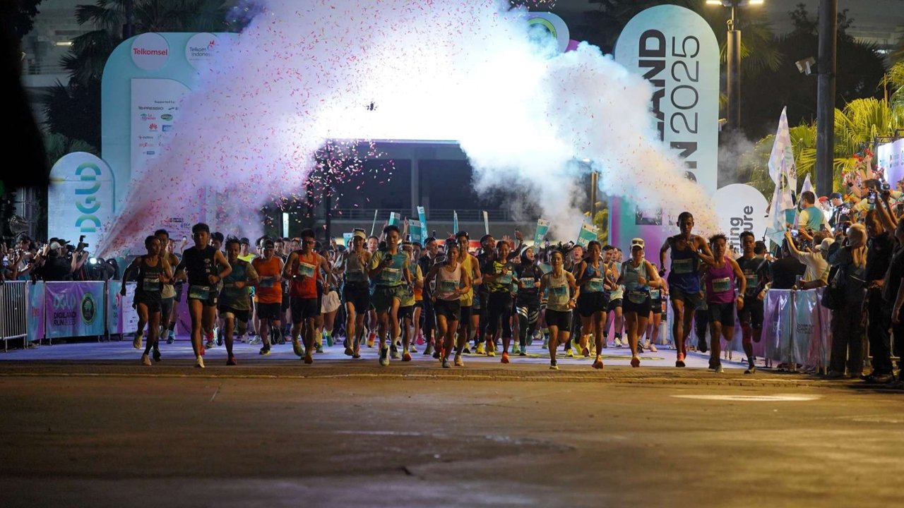 Ribuan pelari bersaing dalam Digiland Run 2025 di Jakarta, pada Minggu (18/5/2025). Ajang lari tahunan yang digelar PT Telkom itu diikuti 12.500 pelari yang berasal dari berbagai kategori, seperti half marathon, 10K, dan 5K.