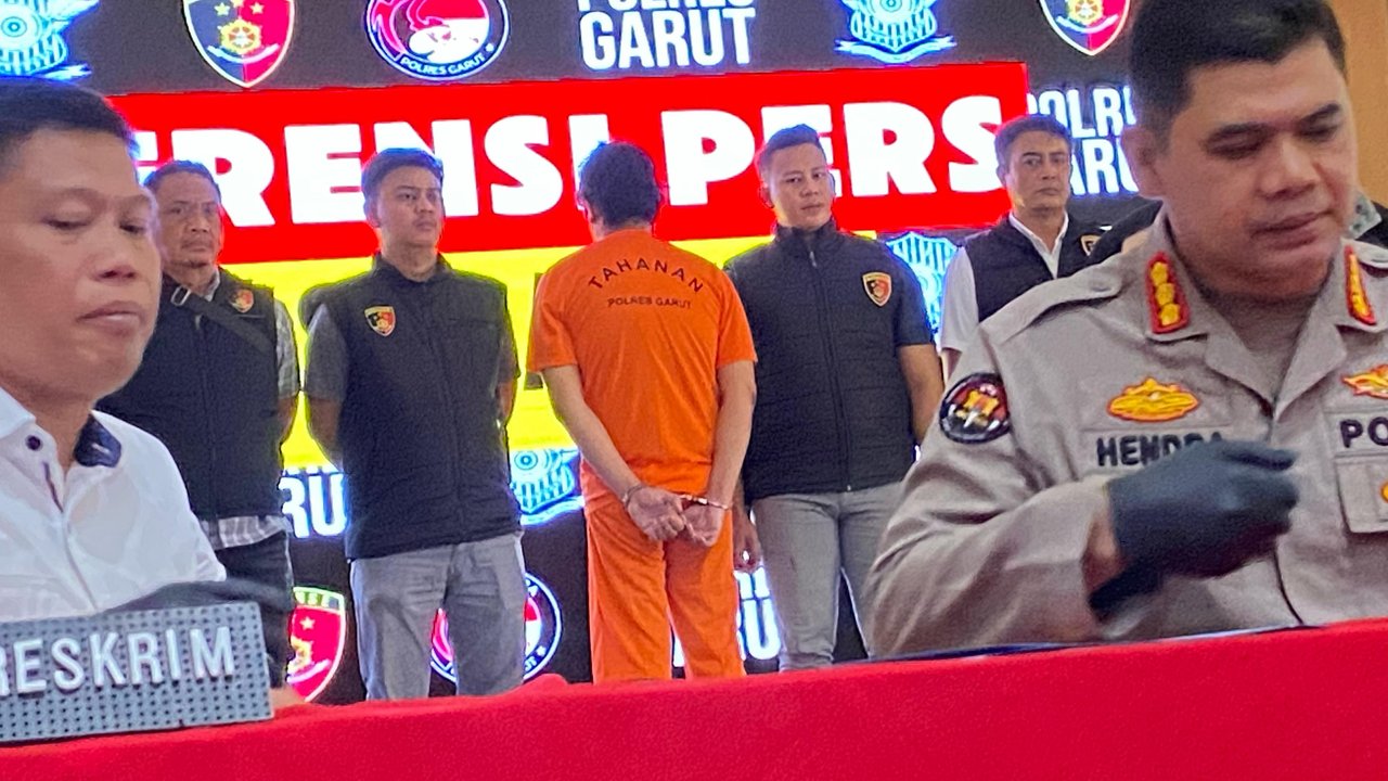 Oknum dokter kandungan di Garut, Jawa Barat, ditetapkan sebagai tersangka atas kasus pelecehan seksual terhadap lima pasiennya, dengan modus pemeriksaan kandungan.