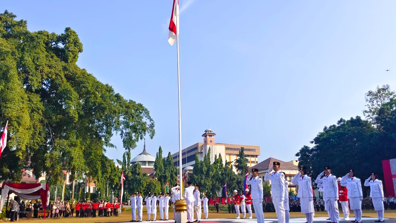 Pengibaran bendera Indonesia pada peringatan HUT ke-78 Kemerdekaan Indonesia di Balai Kota Depok. (Liputan6.com/Dicky Agung Prihanto)
