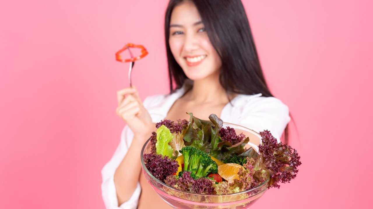 Diet plant-based bukan hanya tren, tetapi pola makan sehat yang terbukti secara ilmiah mampu menurunkan risiko penyakit dan menjaga vitalitas tubuh. Oleh karena itu, yuk kita temukan lima faktanya di sini! (Foto dok: Freepik/jcomp).
