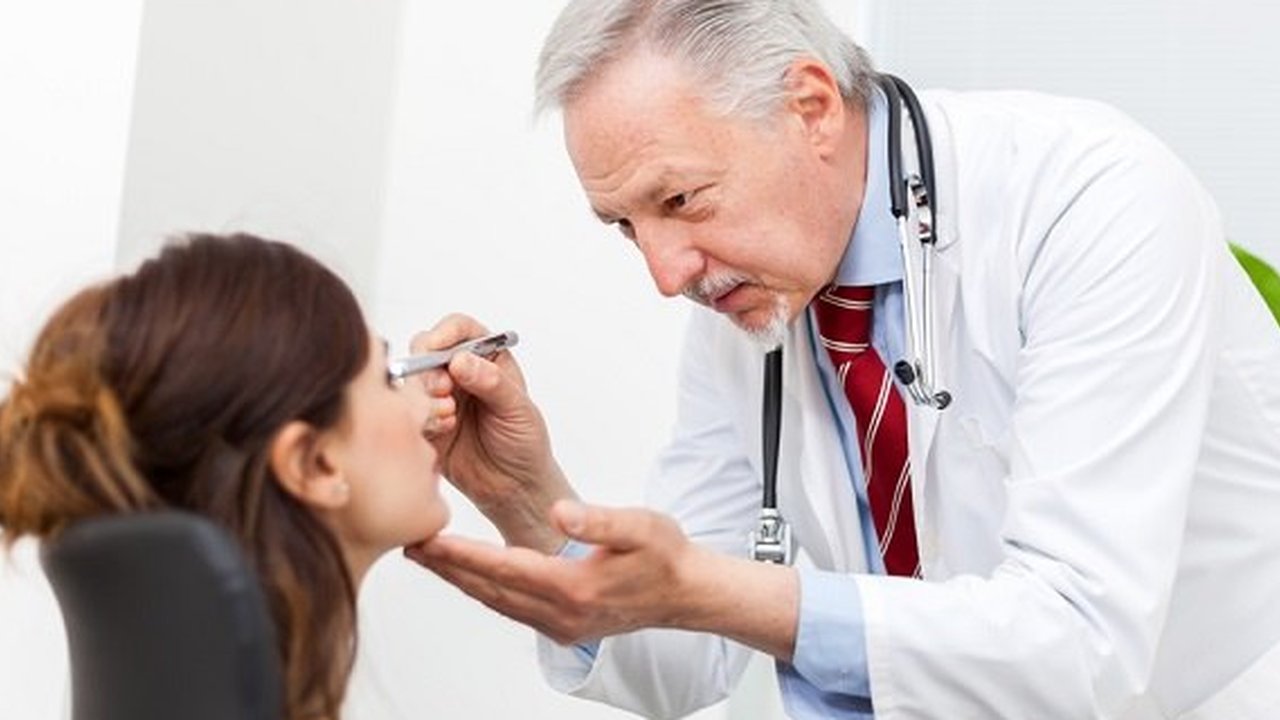 ilustrasi konsultasi dengan dokter spesialis mata