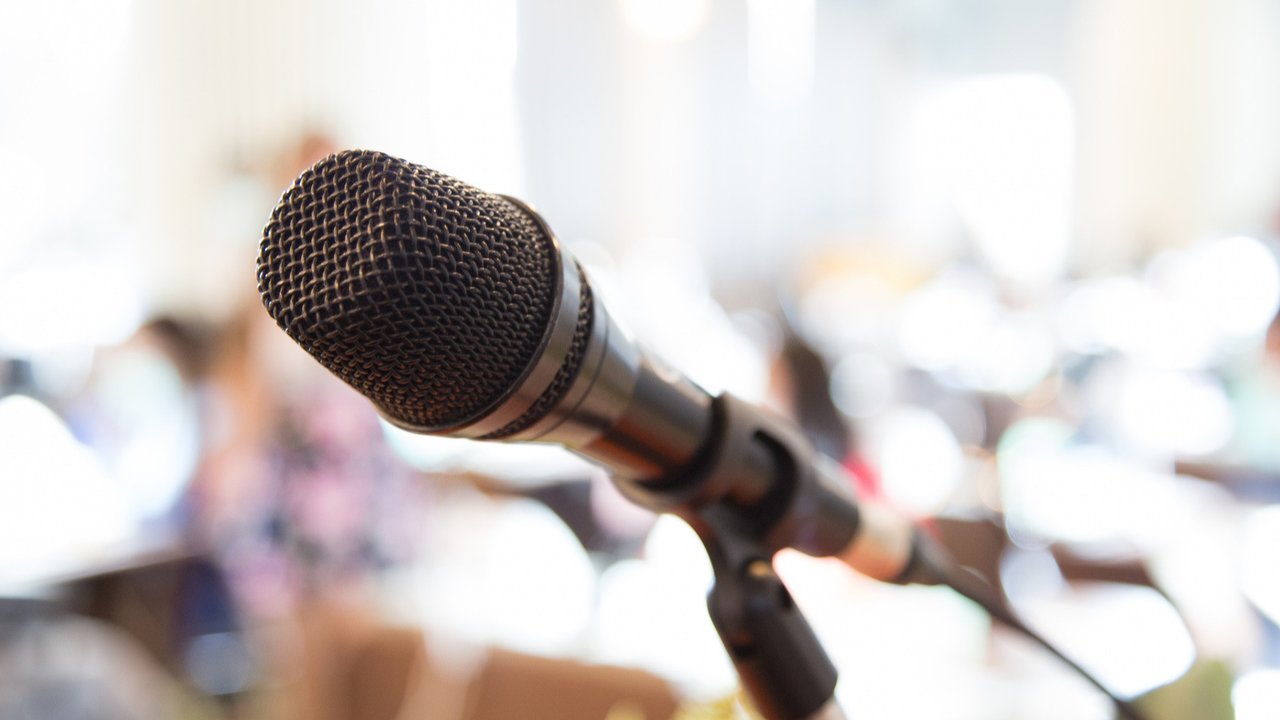 Ilustrasi pidato, mikrofon. (Image by jannoon028 on Freepik)