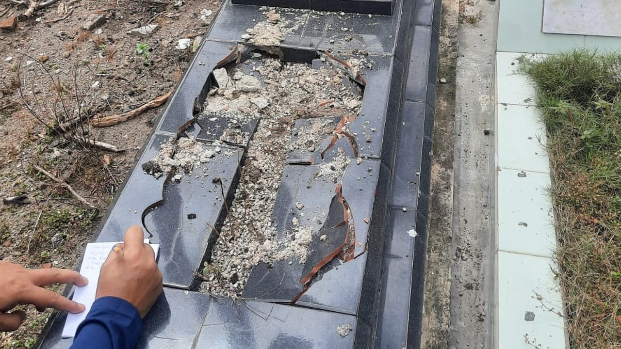 Teror Perusakan Makam Bersalib di Bantul