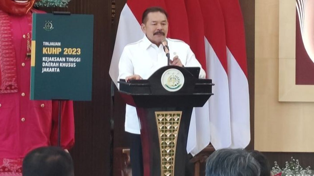 Jaksa Agung meminta jajarannya menyosialisasikan perbedaan peran jaksa dan hakim kepada masyarakat menyusul vonis ringan beberapa terdakwa korupsi, guna menghindari kesalahpahaman publik.