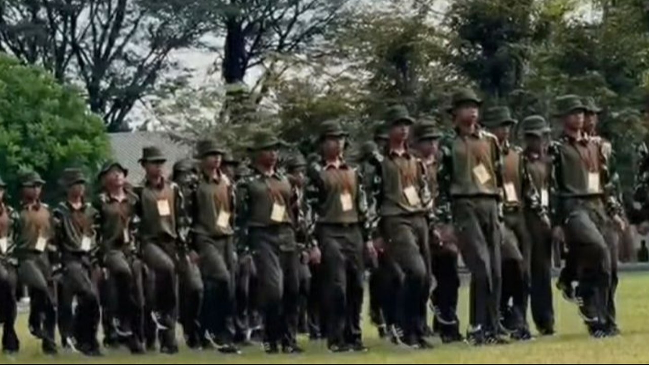 puluhan pelajar smp usai digembleng di barak militer purwakarta