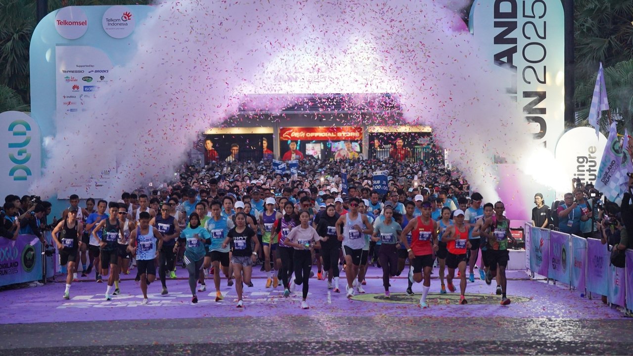 Ribuan pelari bersaing dalam Digiland Run 2025 di Jakarta, pada Minggu (18/5/2025). Ajang lari tahunan yang digelar PT Telkom itu diikuti 12.500 pelari yang berasal dari berbagai kategori, seperti half marathon, 10K, dan 5K.