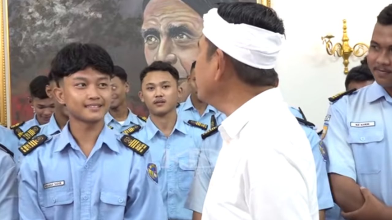 Gubernur Jawa Barat, Dedi Mulyadi, melarang wisuda untuk menekan angka pinjaman online yang tinggi di Jawa Barat, yang mencapai Rp18,6 triliun pada tahun 2024.