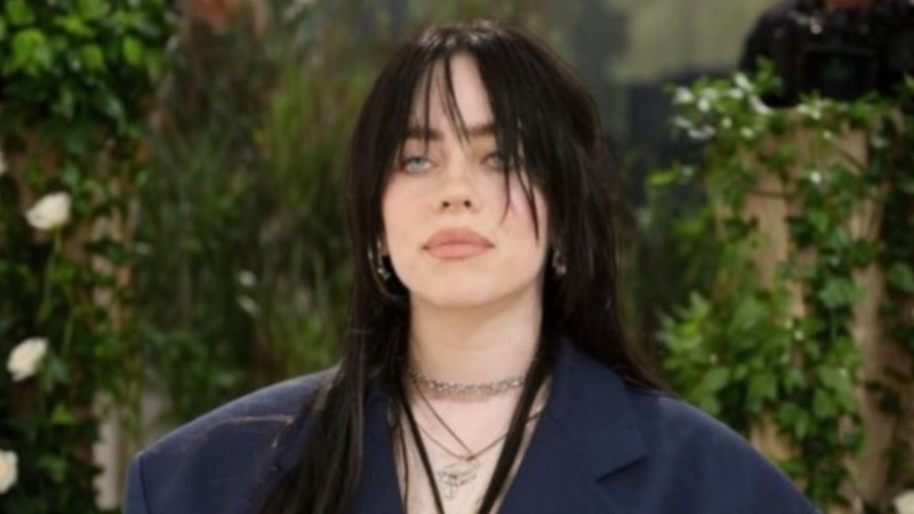 Billie Eilish Buka Suara Tentang Outfitnya yang Dikritik di Met Gala 2025, Ternyata Hasil Gambar AI Belaka!