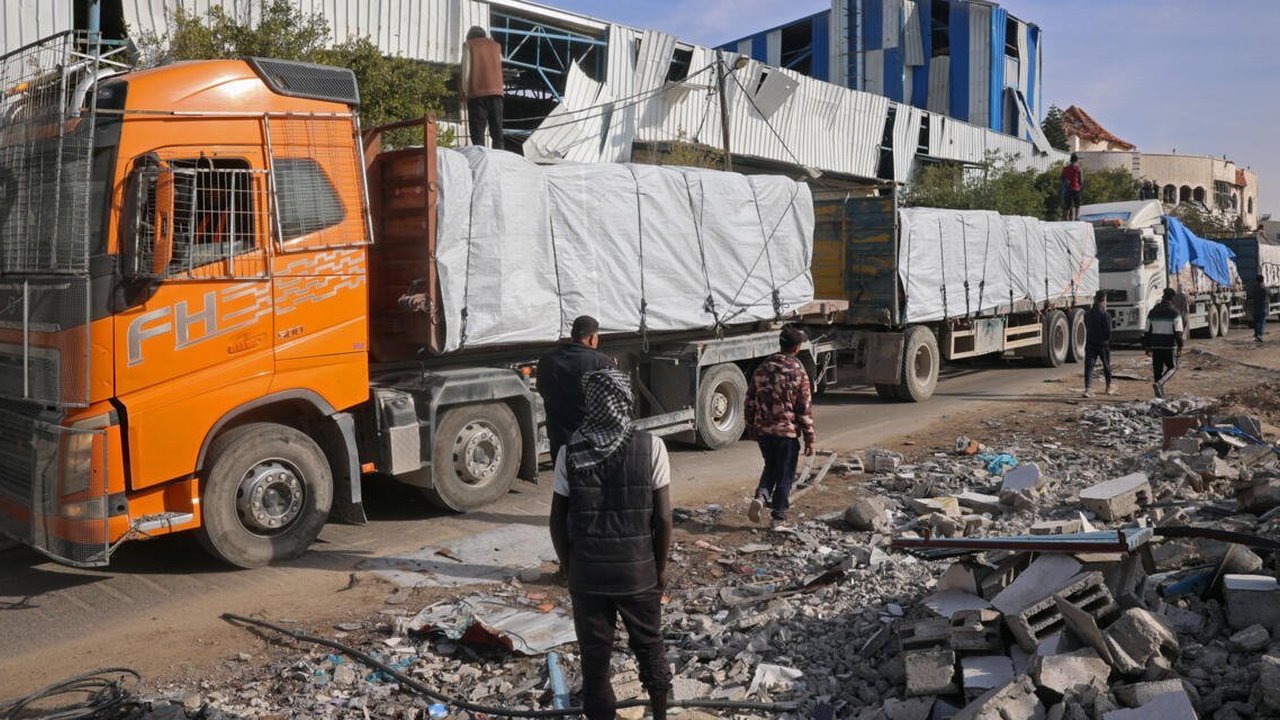 Truk bantuan dalam jumlah besar, beberapa diantaranya mengangkut tenda-tenda, terlihat tertahan di wilayah Arish, Mesir pada Selasa (11/2). Truk-truk tersebut tidak bisa menyeberang ke Gaza karena ketegangan politik yang sedang terjadi antara Hamas dan Israel.
Sopir truk asal Yordania, Ahmed...