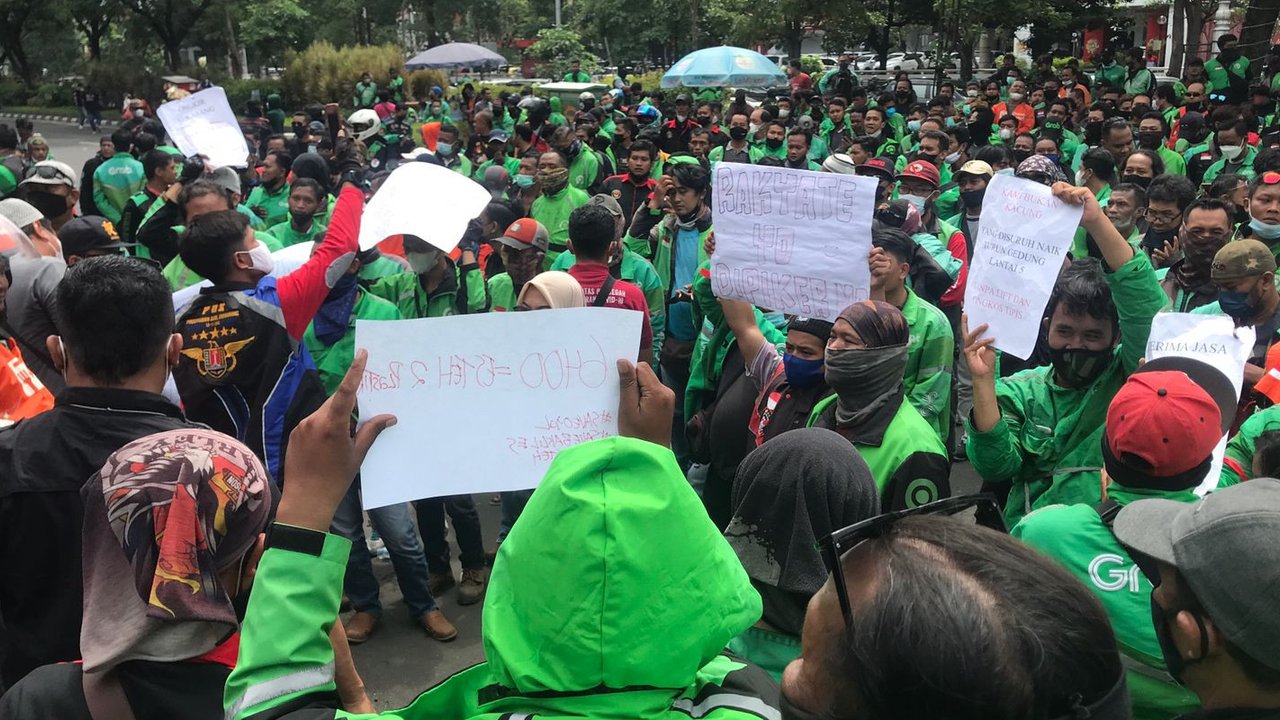 Demo OJOL Di depan Kantor Pemerintah Provinsi Jateng, (Foto : Titoisnau)