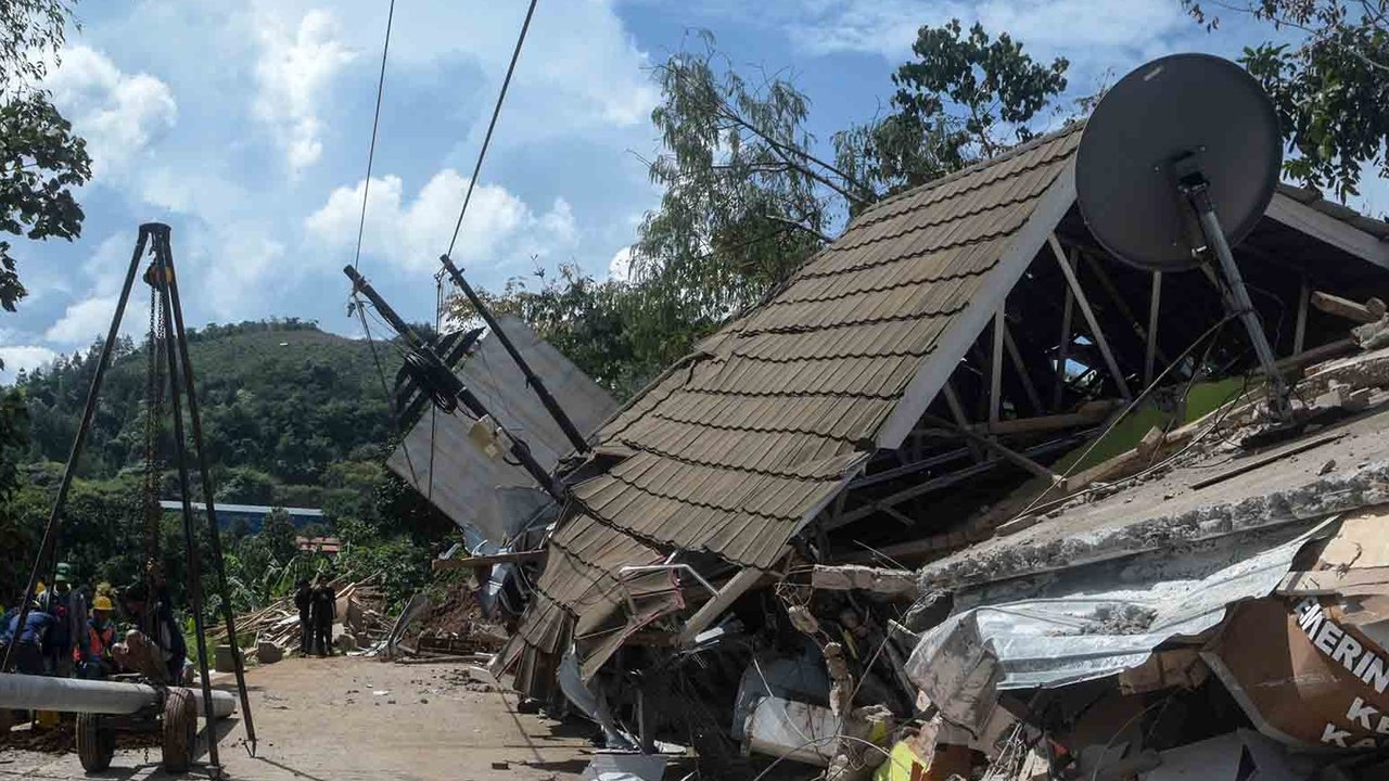 Bangunan yang ambruk  akibat akibat longsor di Desa Kendan, Kecamatan Nagreg, Kabupaten Bandung, Jawa Barat, Senin (19/05/2025)