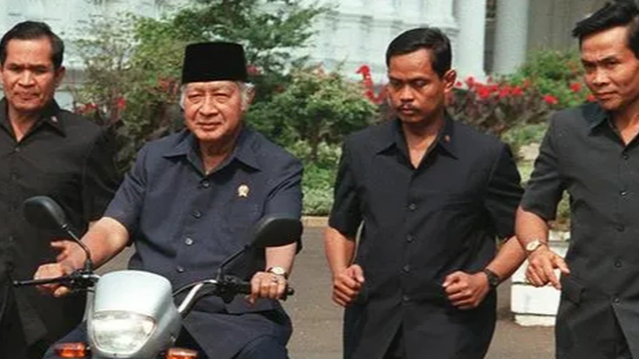 Orang-Orang yang Berani Minta Soeharto Mundur