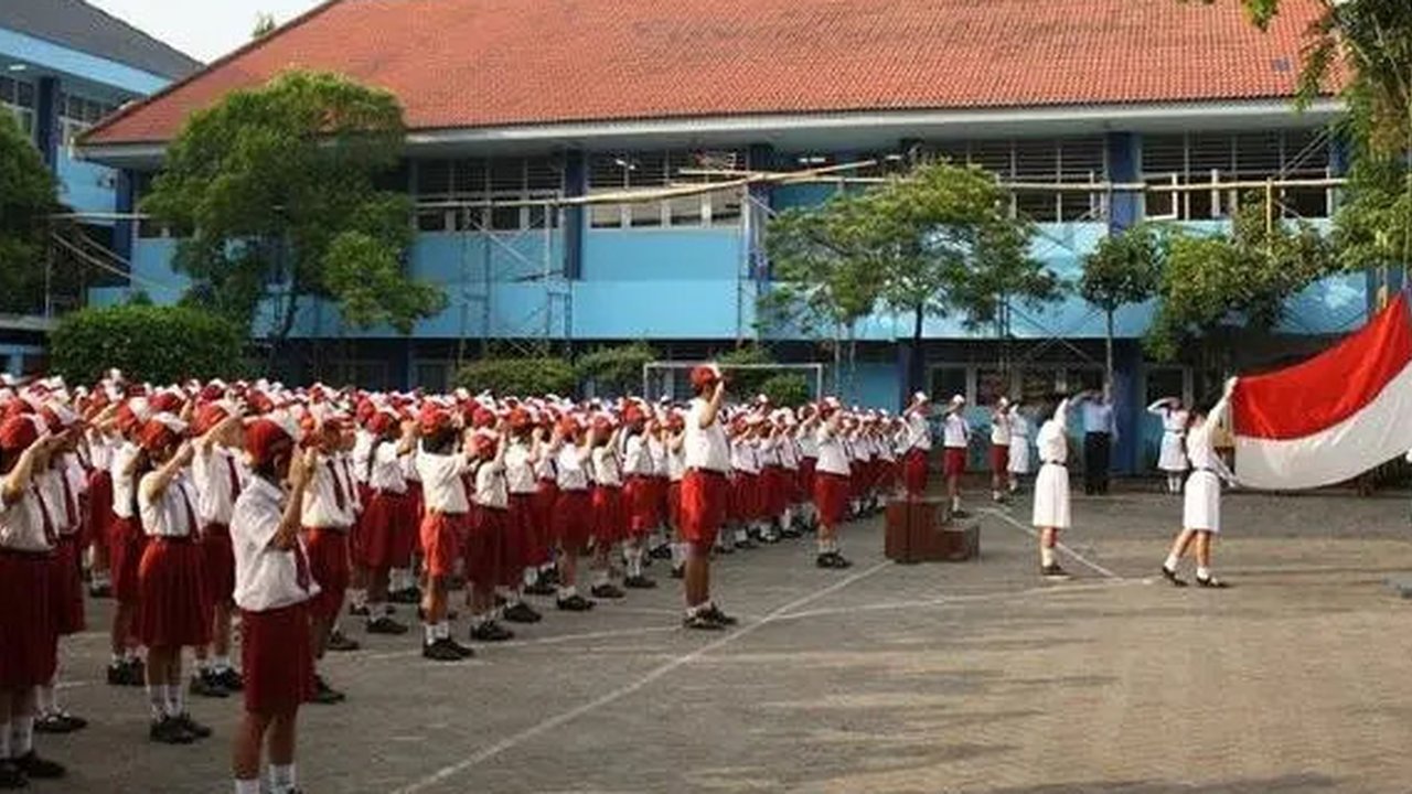 Ilustrasi siswa-siswi sekolah mengikuti upacara bendera.