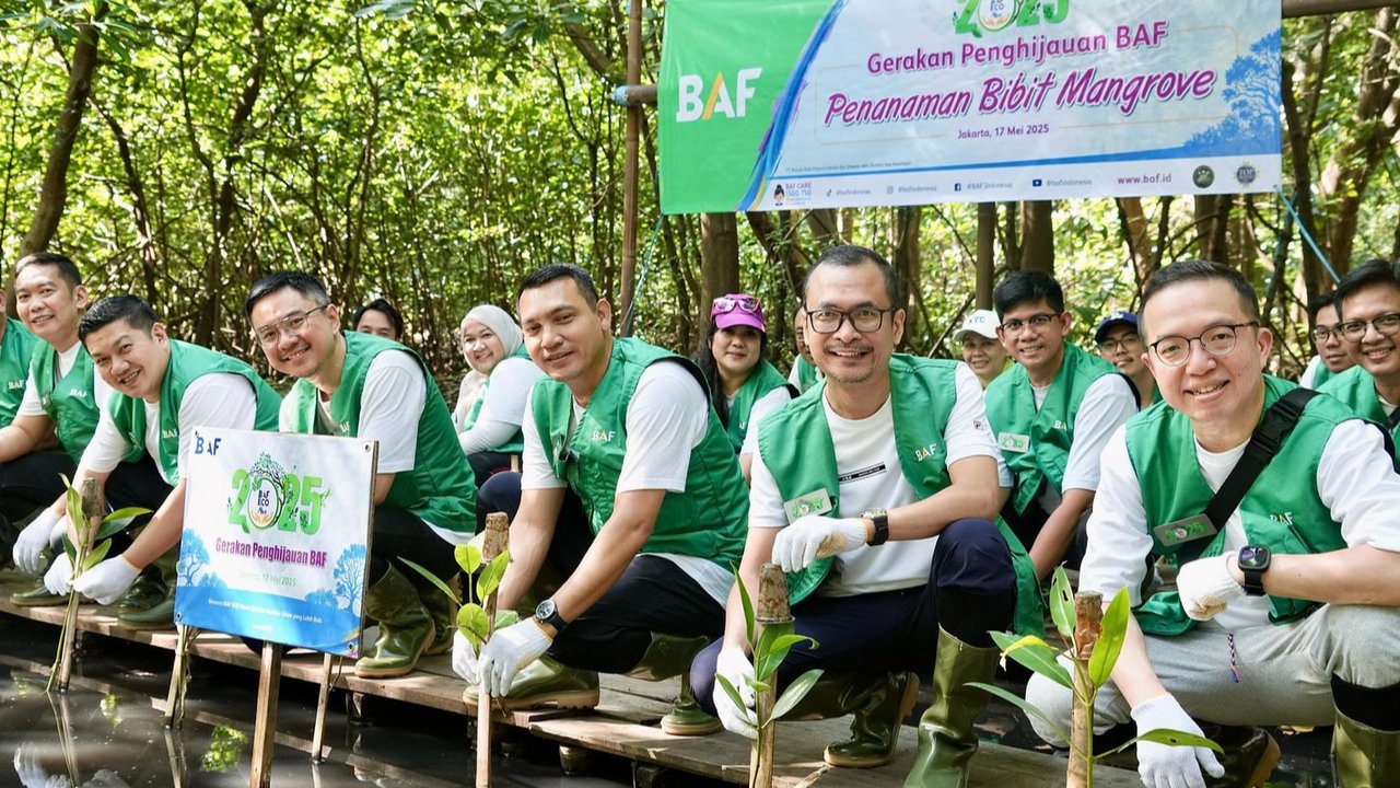 Ivan Sebastian, Associate Director beserta jajaran manajemen dan Karyawan BAF menanam bibit mangrove di PIK, Jakarta, dalam Gerakan Penghijauan BAF ECO Move 2025.
