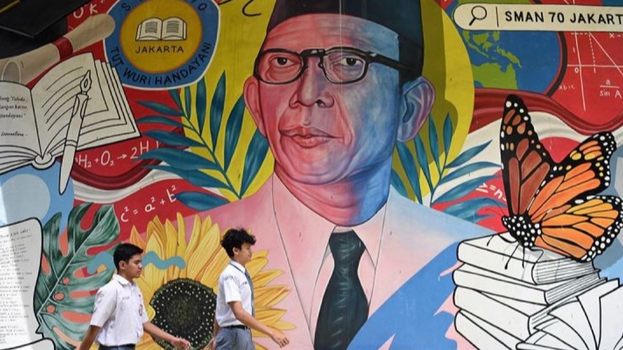 Sudirman Said mengulas perjalanan hidup Ki Hajar Dewantara, seorang tokoh yang memperjuangkan idealisme dan pendidikan sebagai senjata melawan kolonialisme, hingga akhirnya menjadi Bapak Pendidikan Nasional.