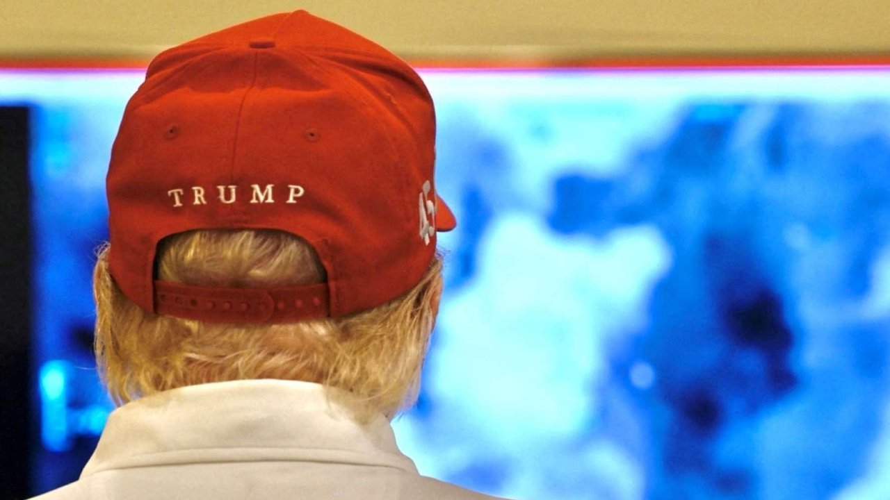 Presiden AS Donald Trump menyaksikan serangan militer yang dilancarkan terhadap Houthi Yaman yang bersekutu dengan Iran atas serangan kelompok tersebut terhadap pengiriman barang di Laut Merah, di lokasi yang tidak disebutkan dalam gambar selebaran ini yang dirilis pada tanggal 15 Maret 2025.