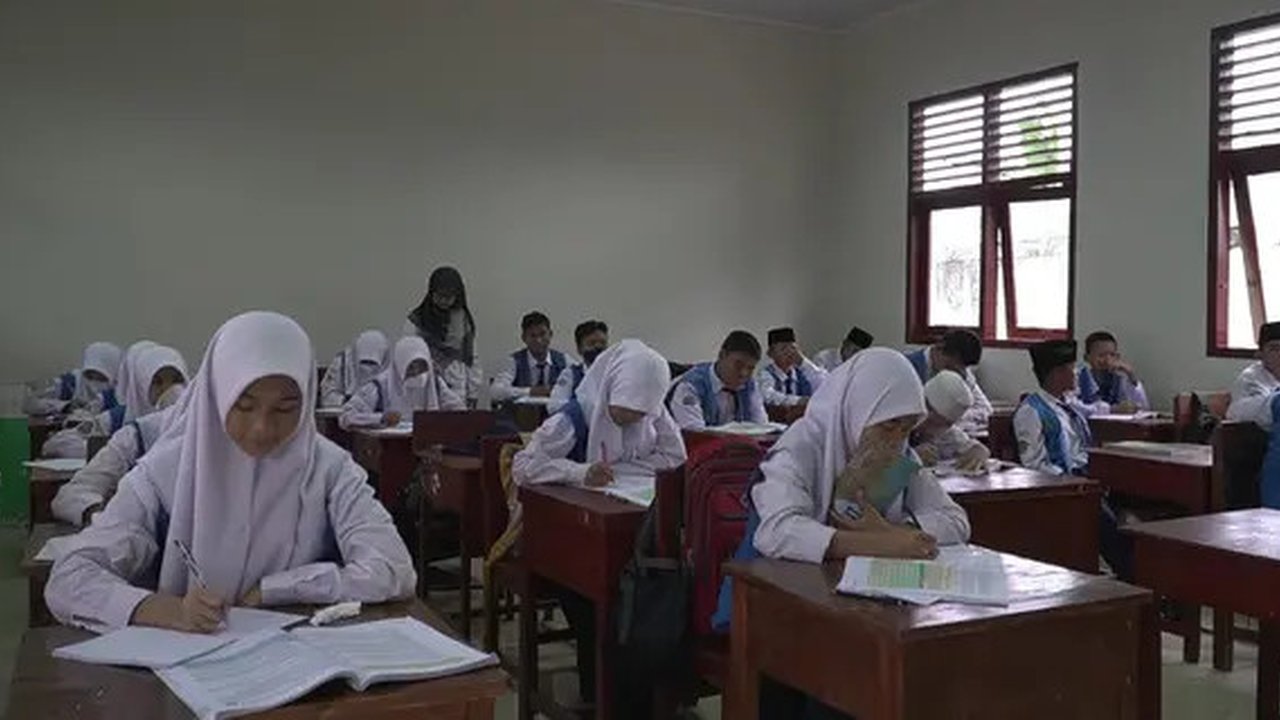 Pj Gubernur Jawa Barat Bey Machmudin Saat Melaksanakan Rangkaian Acara Peringatan Hari Pendidikan Nasional Tahun 2024 Tingkat Provinsi Jawa Barat di Lapangan Sempur, Kota Bogor, Kamis (2/5/2024). (sumebr foto: Adpim Jabar)