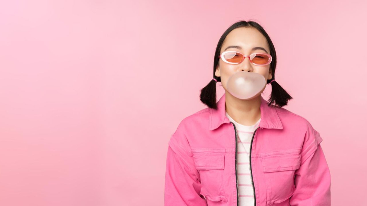 Ilustrasi Mengunyah Permen Karet