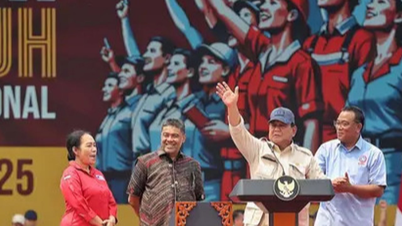 Presiden Prabowo juga terlihat sempat melempar topi yang dikenakannya kepada peserta aksi perayaan Hari Buruh Internasional 2025 di kawasan Monumen Nasional (Monas), Jakarta, Kamis (1/5/2025). (Liputan6.com/Angga Yuniar)