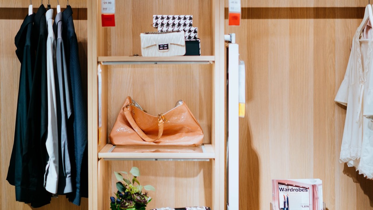 Ilustrasi lemari pakaian. Sumber foto: unsplash.com/Cuttersnap.