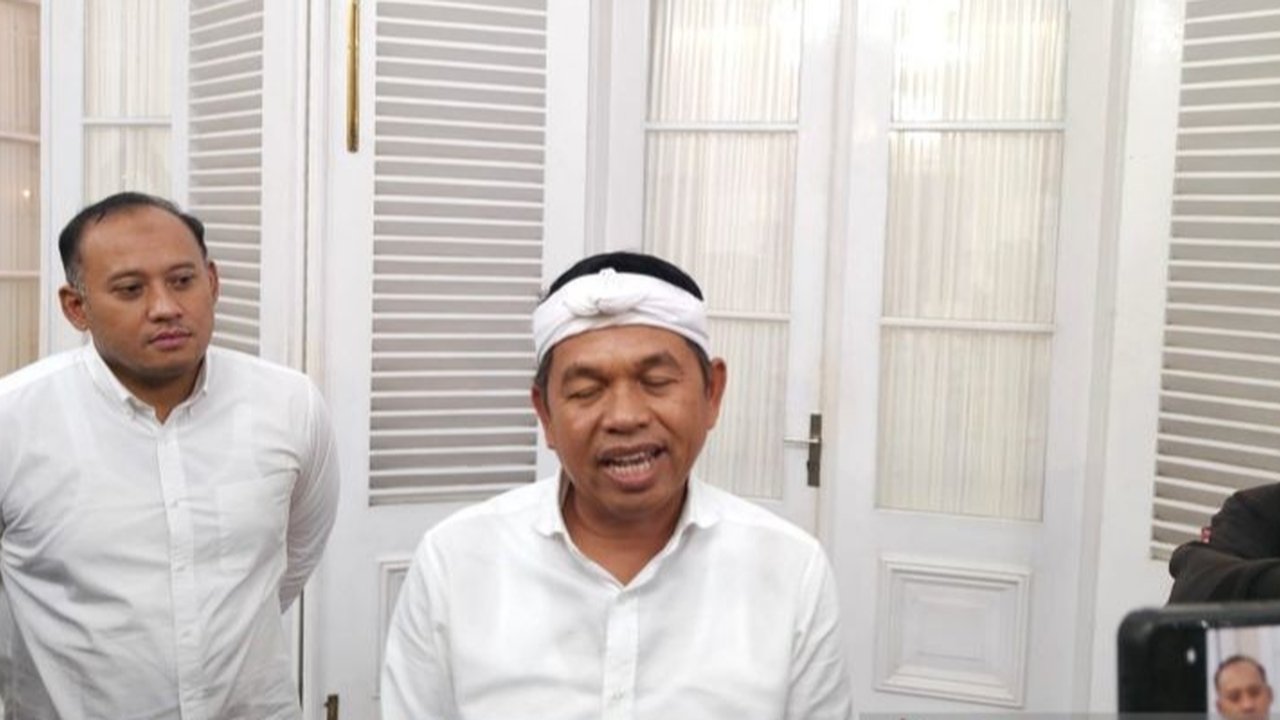 Gubernur Jawa Barat Dedi Mulyadi bersama Wali Kota Depok Supian Suri mendatangi Polres Metro Depok. (Liputan6.com/Dicky Agung Prihanto)