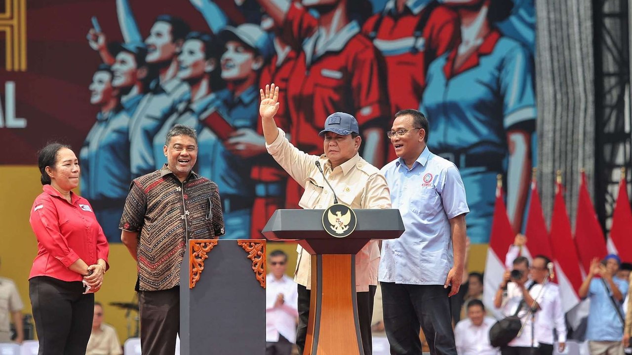 Presiden Prabowo Subianto melambaikan tangannya di hadapan ribuan buruh saat perayaan Hari Buruh Internasional 2025 di kawasan Monas, Jakarta, Kamis (1/5/2025).