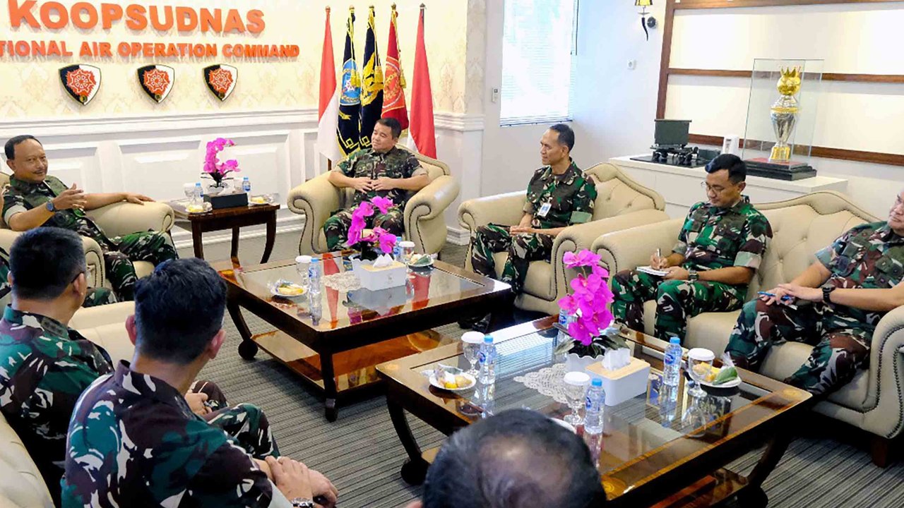Panglima Koops Udara Nasional.(Pangkoopsudnas) Marsdya TNI Ir. Tedi Rizalihadi S., M.M. saat menerima calon komandan satuan jajaran Koopsudnas, di Ruang Hening Makoopsudnas, Halim Perdanakusuma Jakarta, Jumat (2/5/2025).