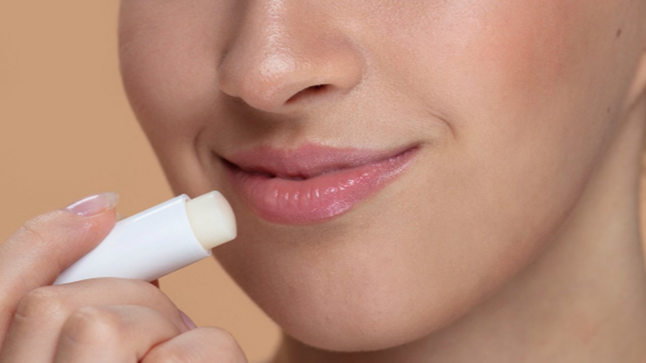 Rahasia Bibir Lembap dan Sehat: Kandungan Hyaluronic Acid & Peptide