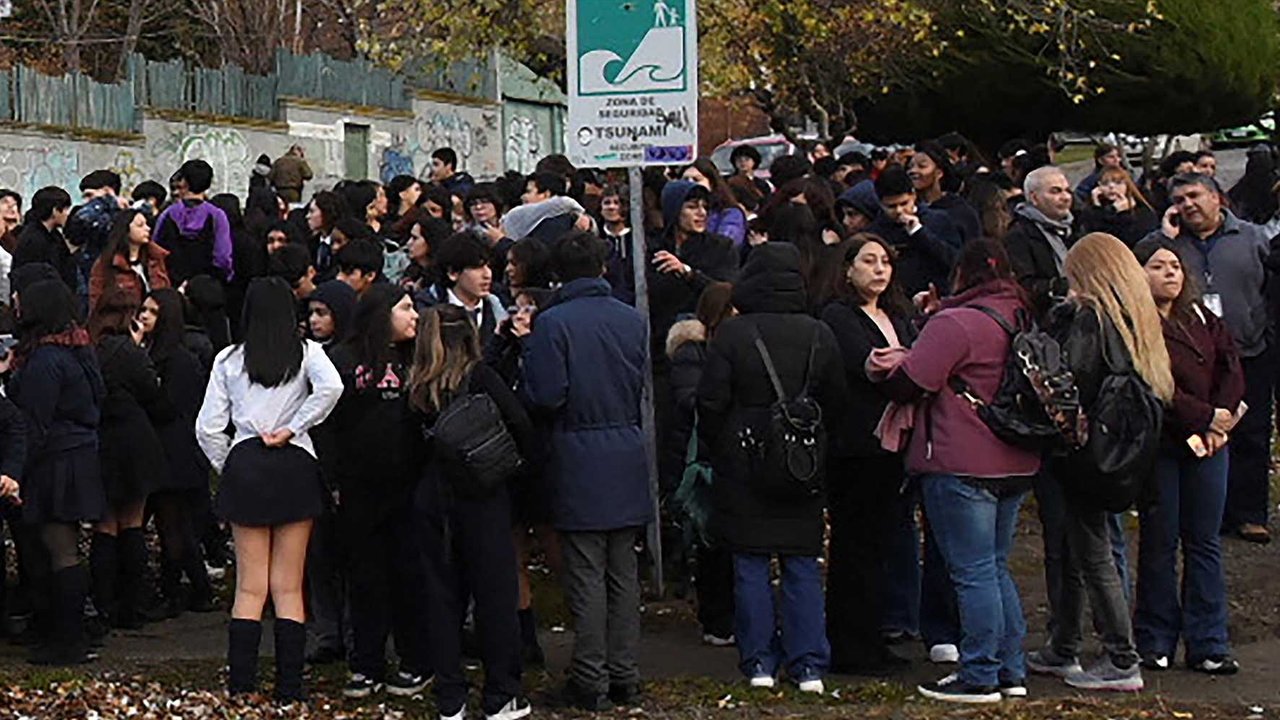 Warga mengungsi dari garis pantai di Chili, menyusul peringatan peringatan tsunami yang dikeluarkan oleh otoritas setempat, setelah gempa bumi memicu ancaman tsunami di pantai Pasifik, di Punta Arenas, Chili (02/05/2025).