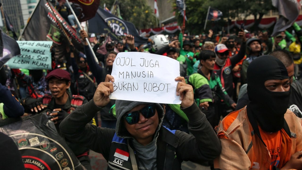 Ratusan Ojek online melakukan aksi di depan Patung Kuda Arjuna, Jakarta, Kamis (29/8/2024).