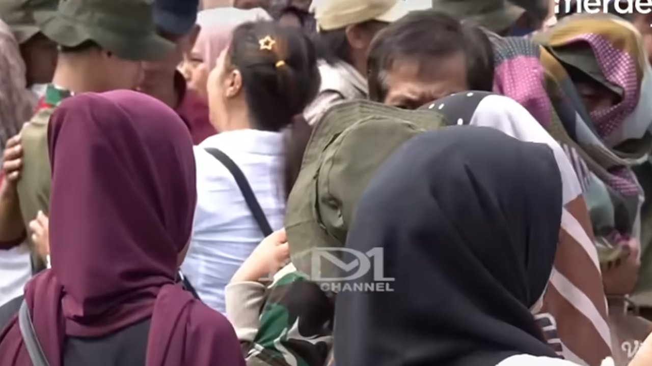Pelajar 'Lulus' Pendidikan di Barak Militer Bak Taruna TNI,