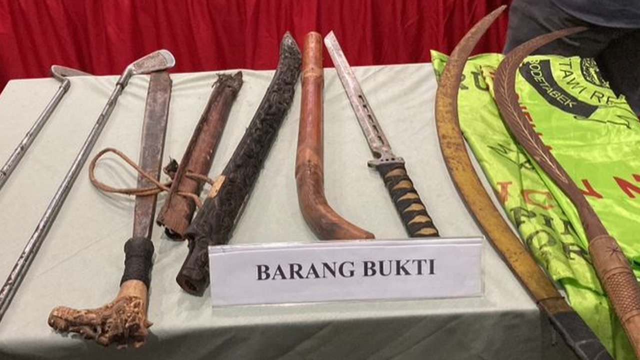 Polisi Bongkar Posko Ormas di Jaksel, Temukan Sajam, Proposal Hingga Buku Rekapan Uang