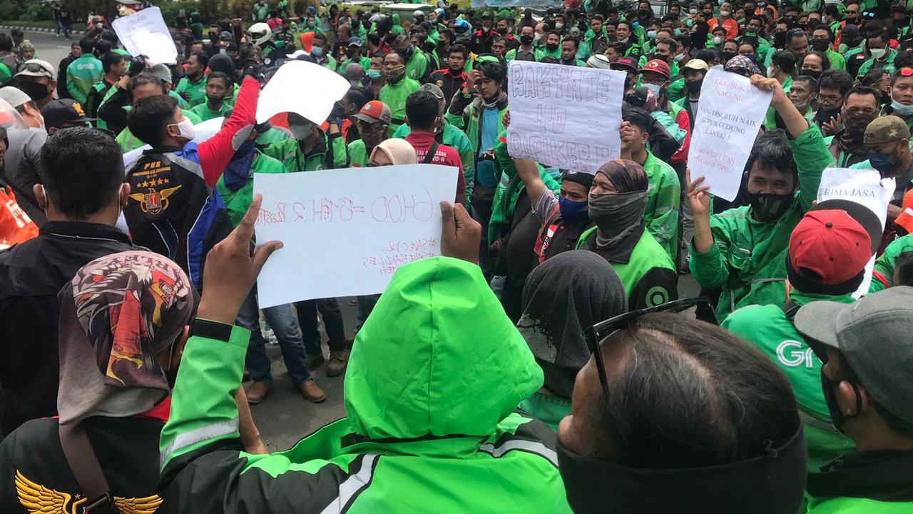 Demo OJOL Di depan Kantor Pemerintah Provinsi Jateng, (Foto : Titoisnau)