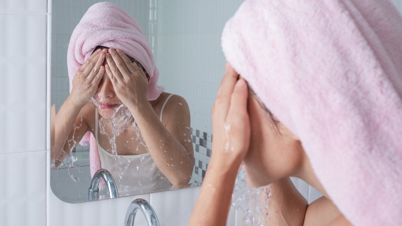 Seorang perempuan sedang mencuci mukanya di wastafel (Foto Dok: Freepik/jcomp).