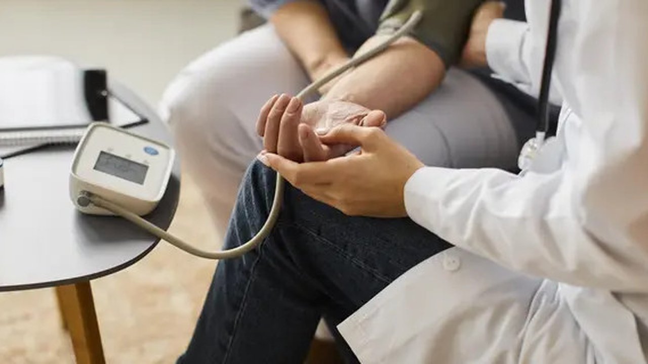 Ilustrasi Diet Approach to Stop Hypertension atau DASH adalah diet yang dirancang untuk pasien hipertensi atau tekanan darah tinggi. Foto: Freepik.