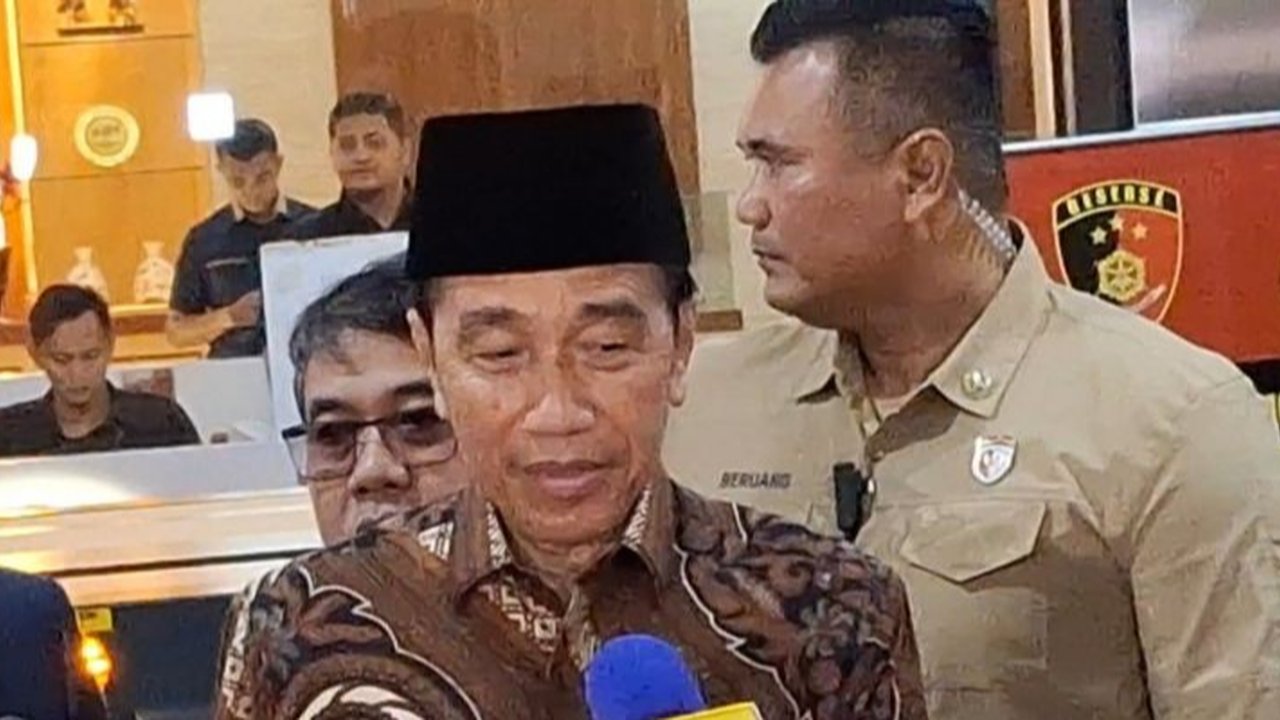 Presiden Jokowi memenuhi panggilan Bareskrim Polri terkait laporan dugaan ijazah palsu, didampingi kuasa hukum dan menyerahkan bukti ijazah asli.