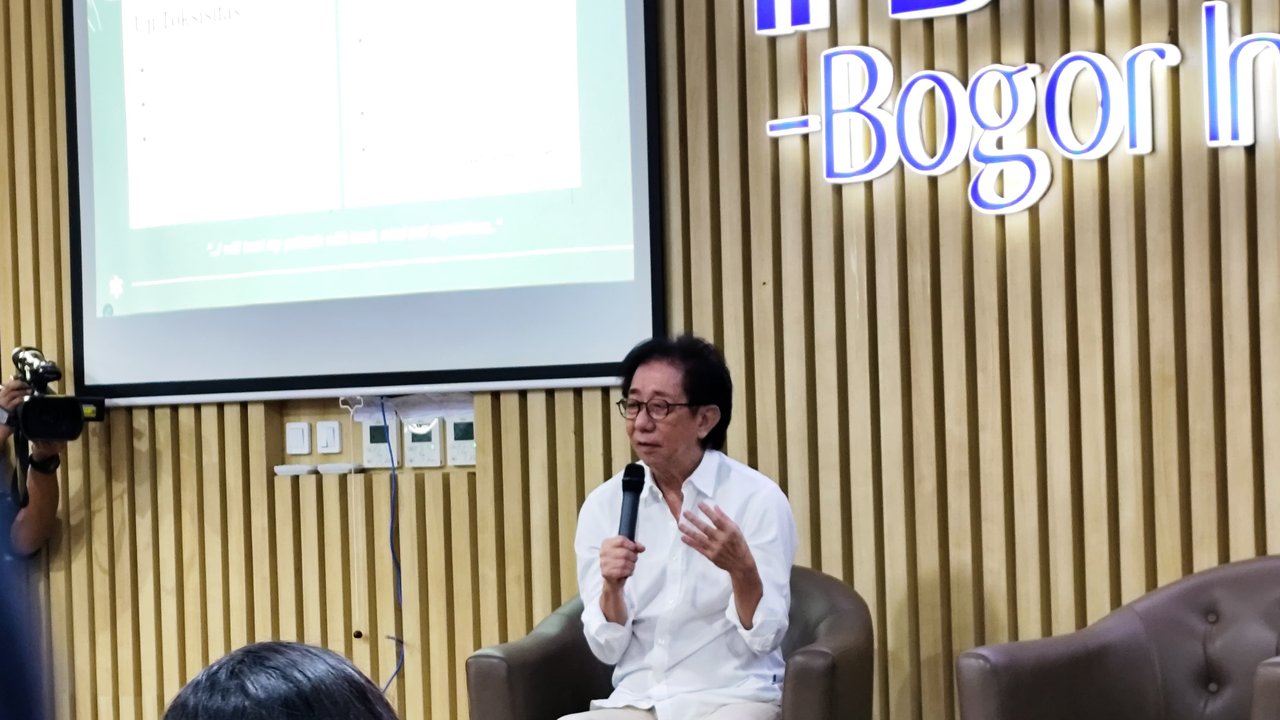 Direktur Sido Muncul, Dr. (H.C.) Irwan Hidayat saat menjadi pembicara kuliah umum di IPB University.