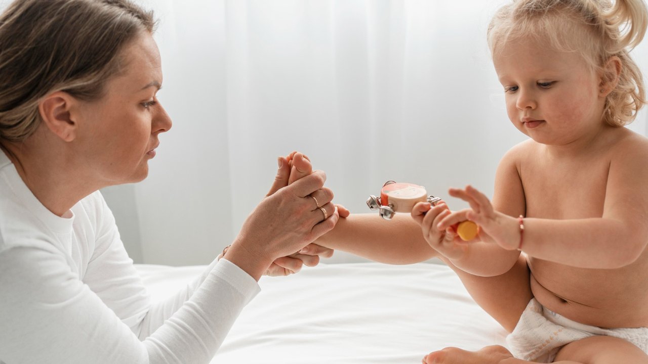 Ilustrasi Menggunakan Minyak Telon Pada Anak (©Freepik)