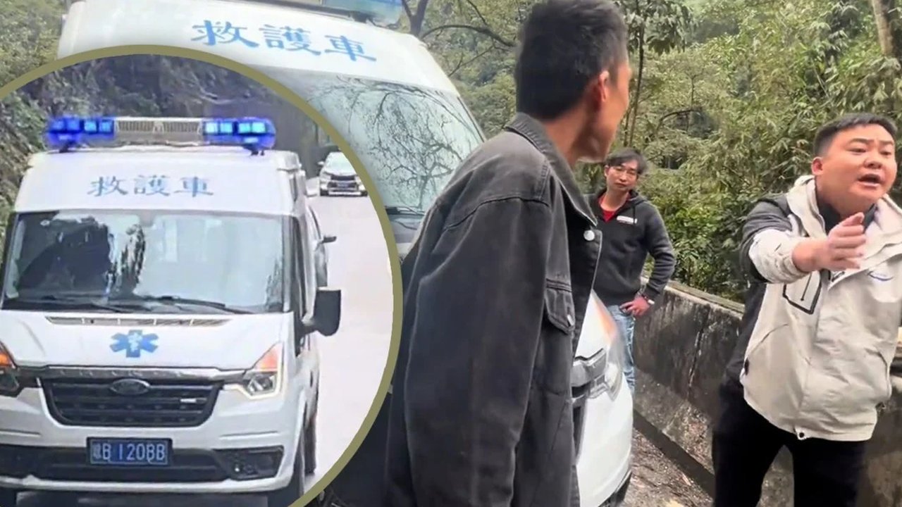 turis china pakai ambulans untuk tembus kemacetan