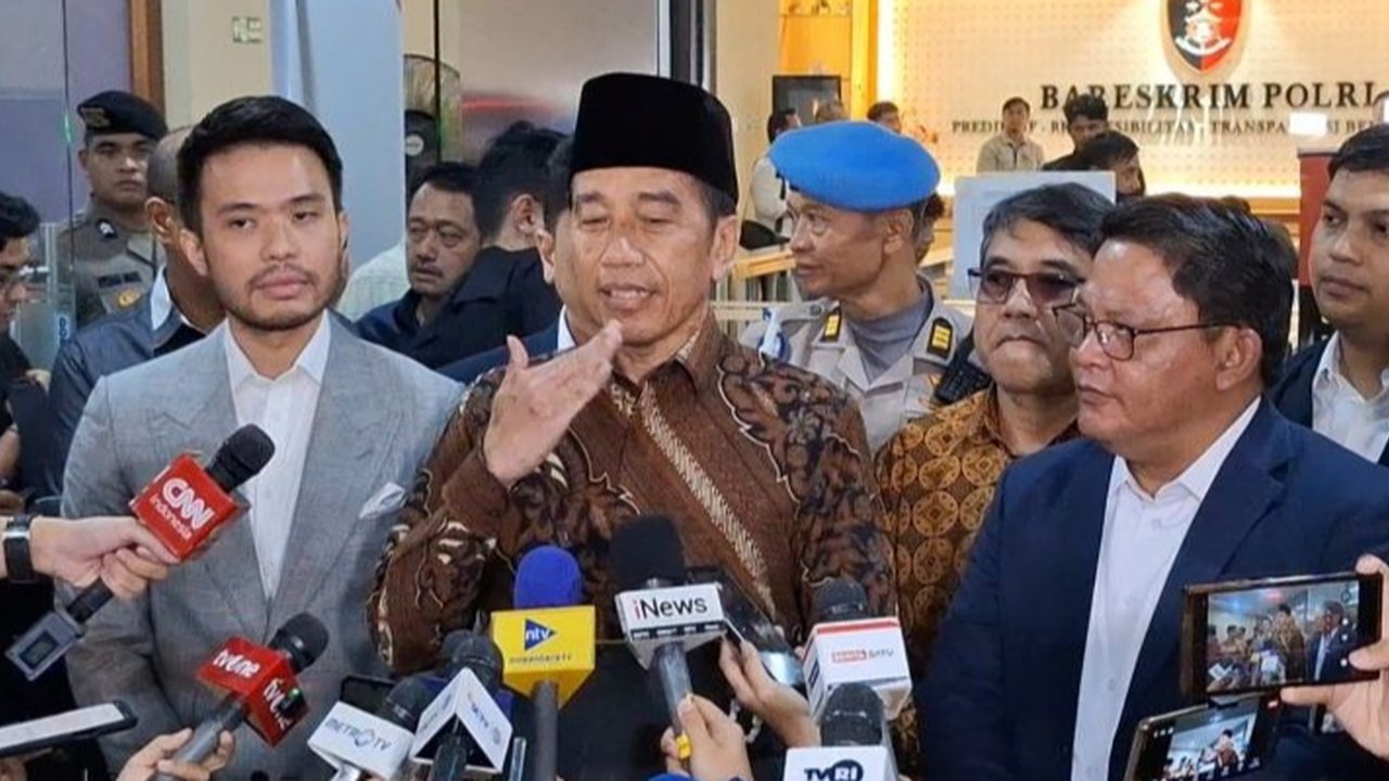Presiden Jokowi memenuhi panggilan Bareskrim Polri terkait laporan dugaan ijazah palsu dan dicecar 22 pertanyaan seputar riwayat pendidikannya.