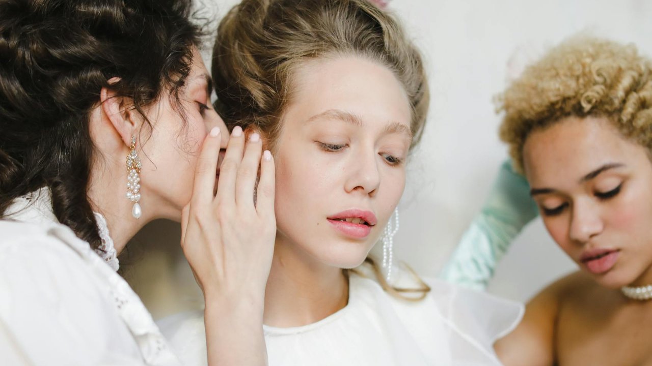 ilustrasi sedang bergosip