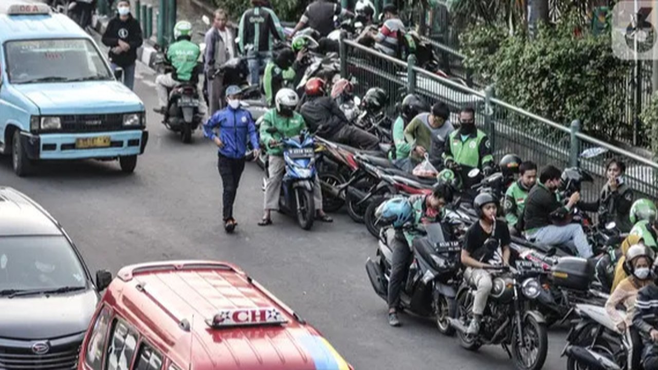 Pengemudi ojek online mengangkut penumpang di depan Stasiun Palmerah, Jakarta, Selasa (6/9/2022). Kementerian Perhubungan (Kemenhub) memastikan segera menerbitkan regulasi kenaikan tarif ojek