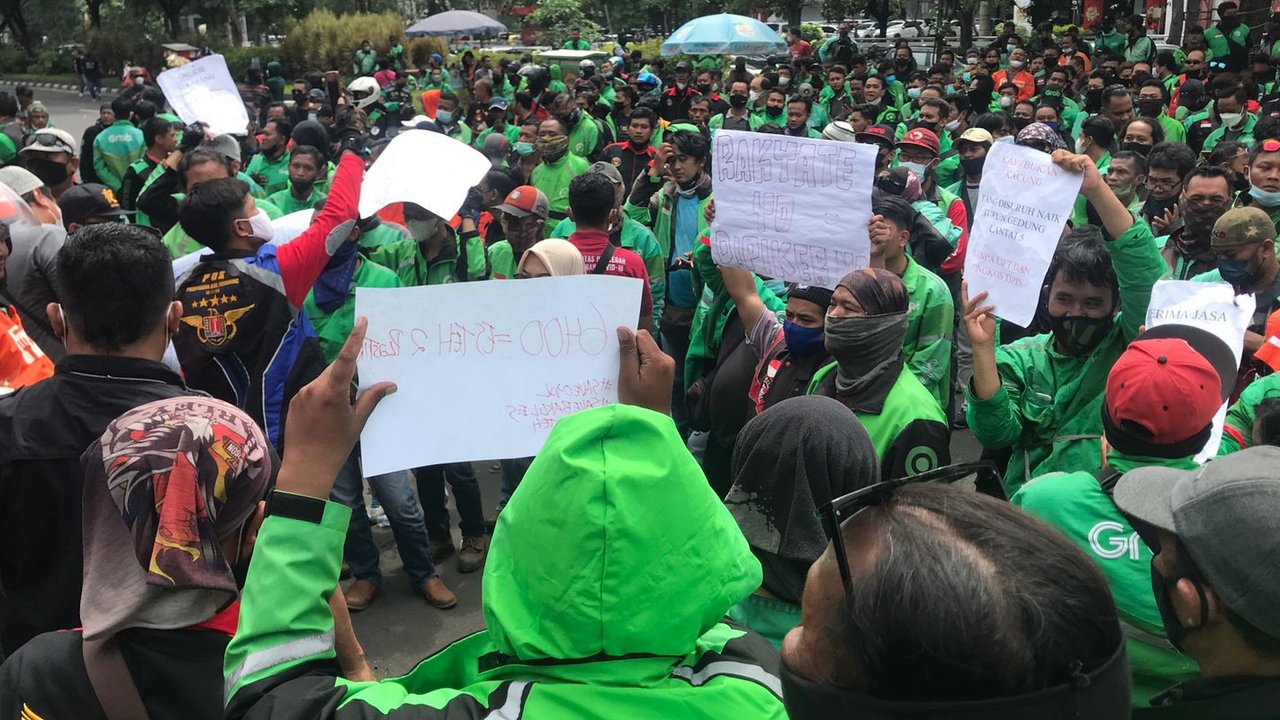 Transjakarta alihkan rute bus situasional imbas demo ojol serentak pada 20 Mei 2025. Pelanggan diminta pantau aplikasi TJ dan medsos resmi.