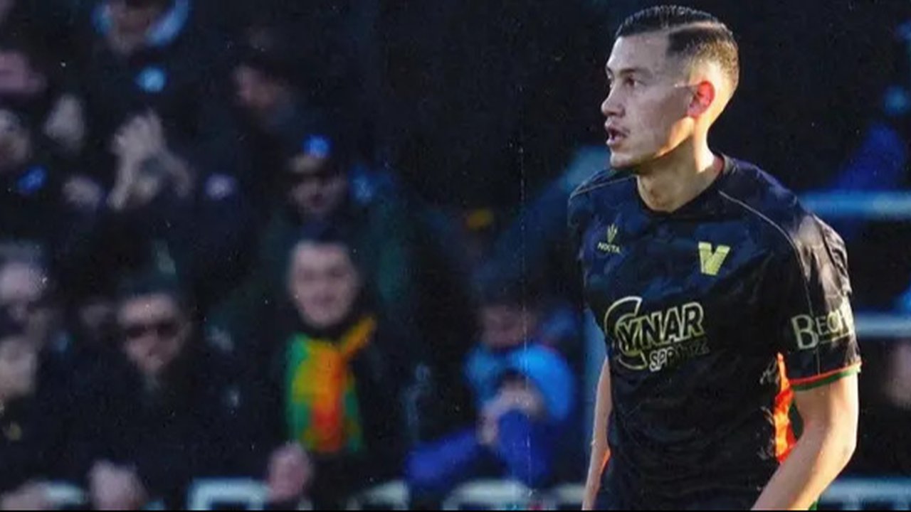 Pemain Venezia, Jay Idzes, berebut bola dengan pemain Torino, Duvan Zapata pada laga pekan ketiga Serie A 2024/2025 di Stadion Pier Luigi Penzo, Sabtu (31/8/2024). (Marco Alpozzi/LaPresse via