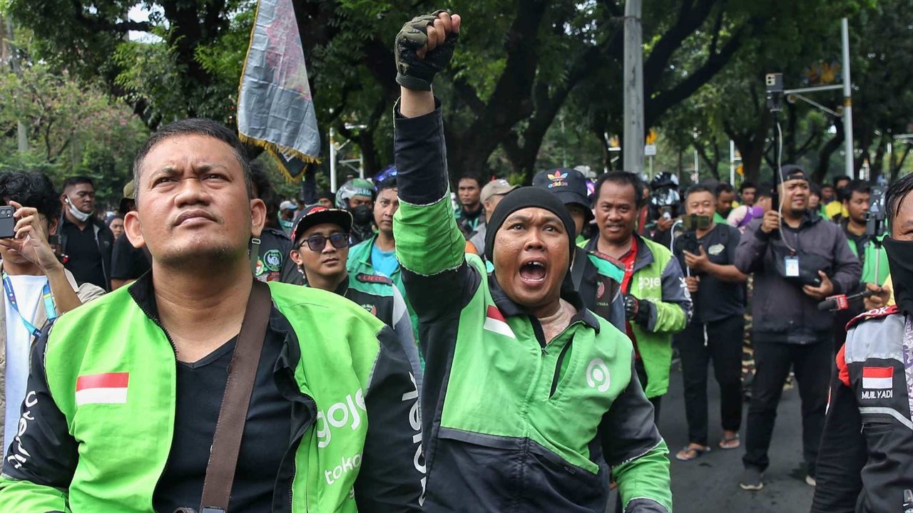 Sejumlah pengemudi ojol dan taksi online menggelar aksi unjuk rasa di kawasan Patung Kuda, Jakarta, Selasa (20/5/2025). Demo ojol besar-besaran hari ini digelar secara serentak di beberapa titik-titik di 5 wilayah Jakarta, serta di Jabodetabek, Jawa dan sebagian Sumatera. Diperkirakan, sebanyak 25 ribu pengemudi ikut serta dalam aksi ini.