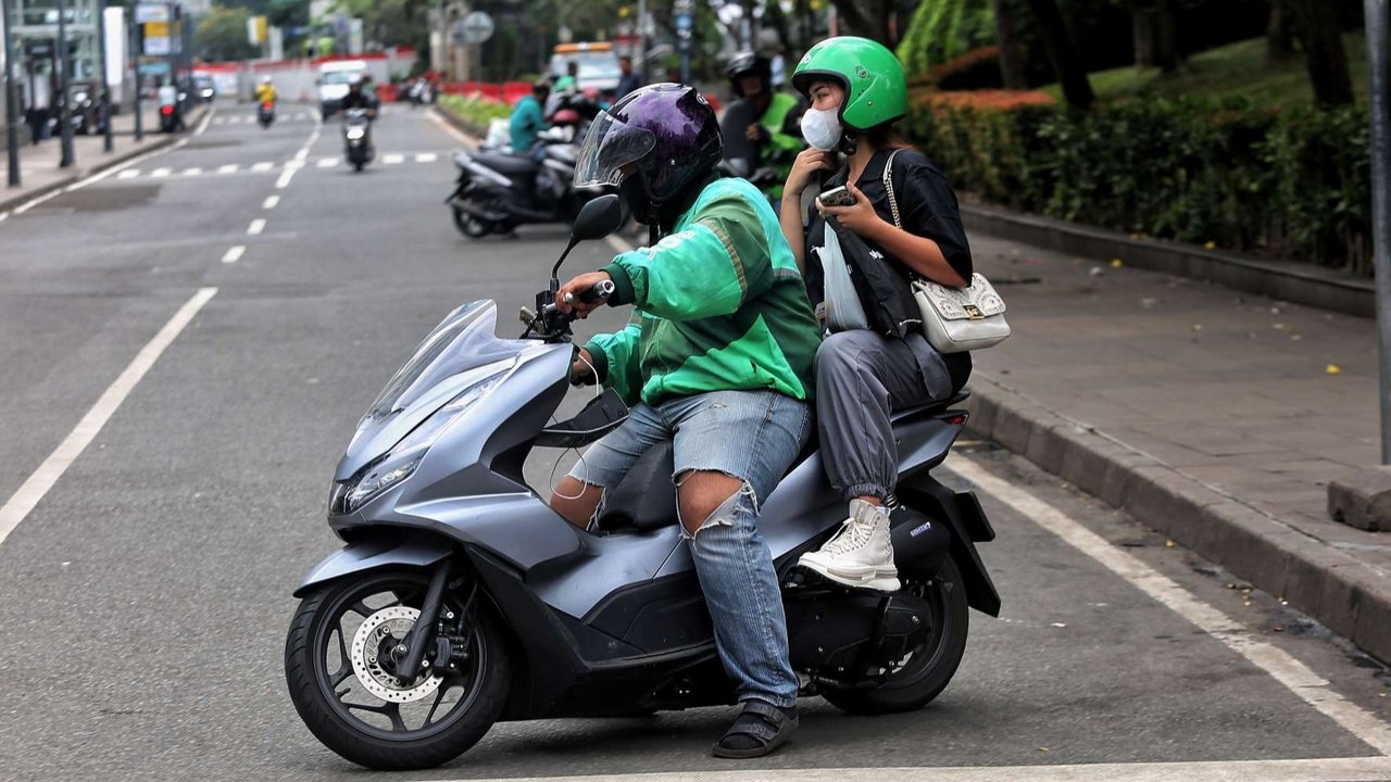Seorang pengemudi ojol tengah menjemput penumpang di kawasan Dukuh Atas, Jakarta, pada Selasa (20/5/2025). Di tengah demo besar-besaran dan aksi mogok massal menuntut regulasi tarif yang lebih adil, sejumlah pengemudi ojol tetap beroperasi.
