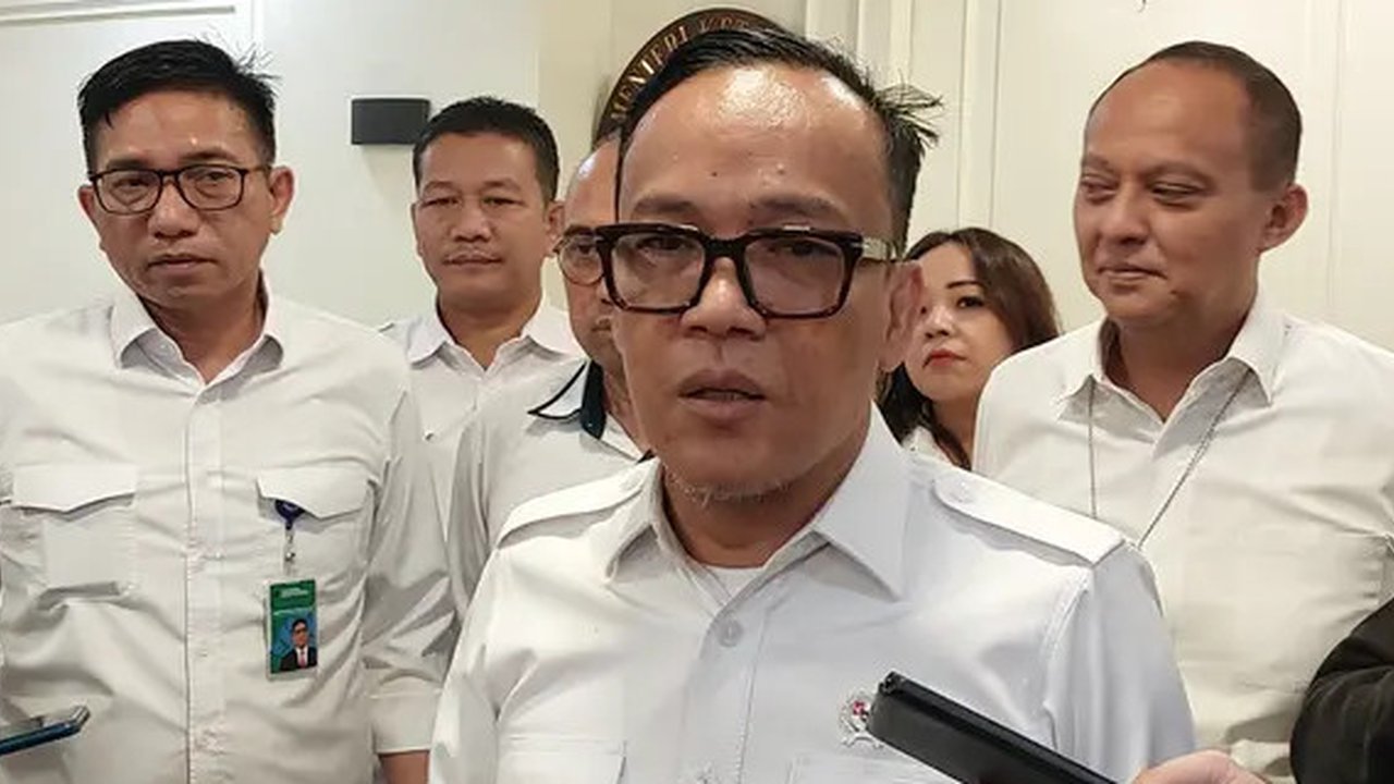 Wakil Menteri Ketenagakerjaan, Immanuel Ebenezer Gerungan di Kantor Kemnaker, Jakarta, Senin (19/5/2025). (Arief/Liputan6.com)