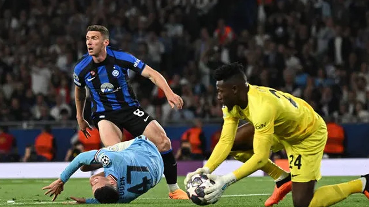 Kiper Manchester United asal Kamerun #24, Andre Onana terlihat selama pertandingan Liga Primer Inggris antara Manchester United dan Arsenal di Old Trafford di Manchester, Inggris barat lau