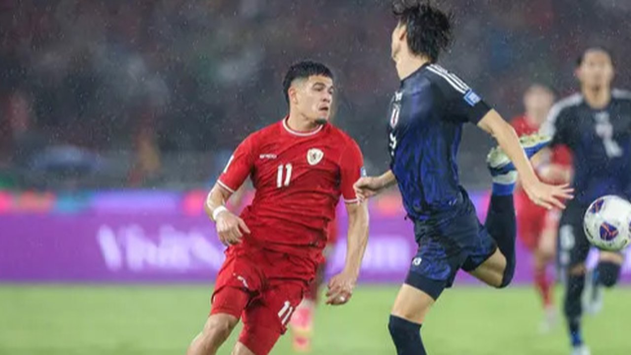 Pemain Timnas Indonesia, Ragnar Oratmangoen mengontrol bola dibayangi sejumlah pemain Arab Saudi pada laga lanjutan putaran ketiga Grup C Kualifikasi Piala Dunia 2026 di Stadion Utama