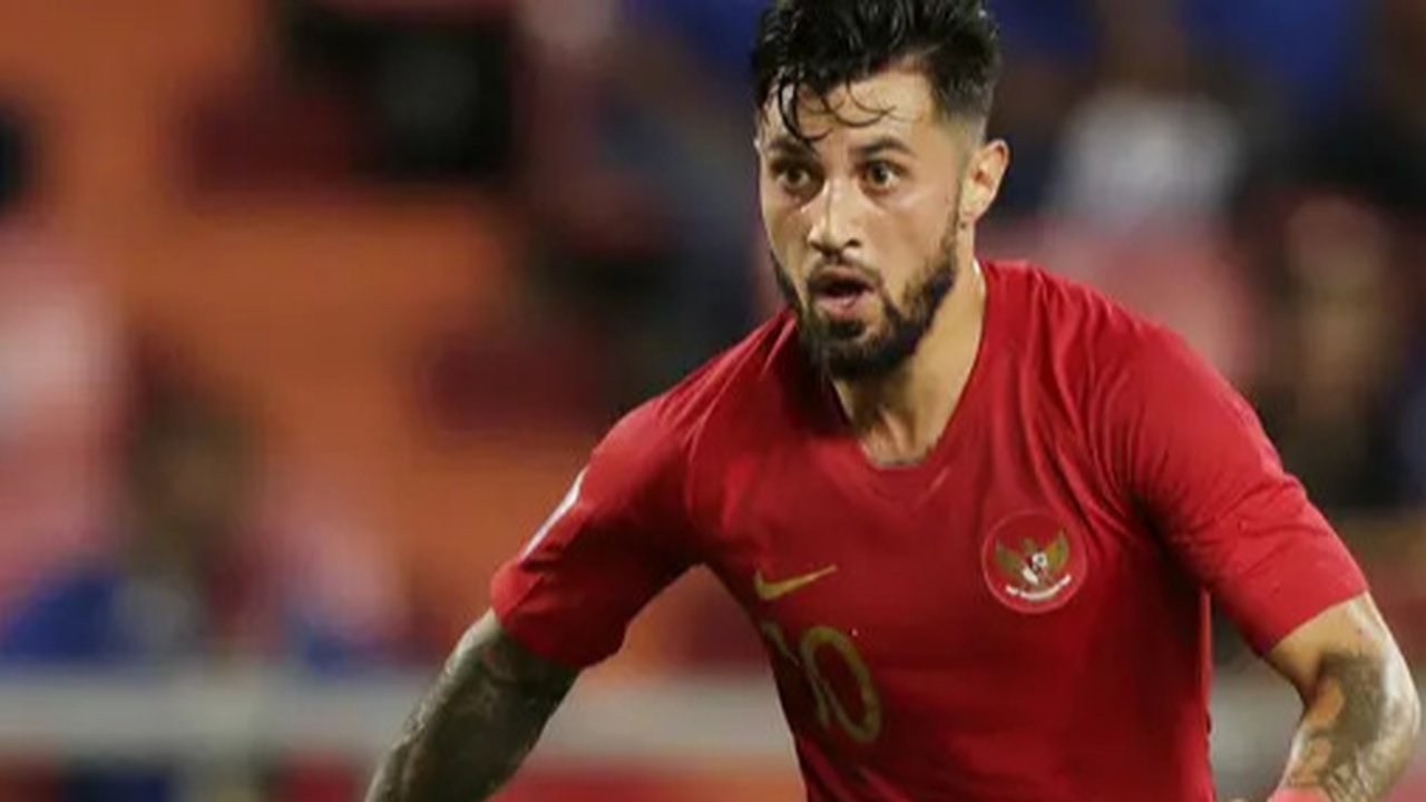 Selebrasi pemain timnas Indonesia, Yakob Sayuri (kiri) dan Stefano Jantje Lilipaly setelah menjebol gawang Burundi dalam pertandingan uji coba FIFA Matchdayyang berlangsung di stadion